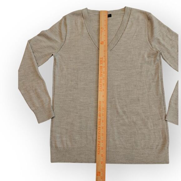 NWOT BANANA REPUBLIC EXTRA FINE MERINO WOOL LIGHT GRAY V NECK SWEATER SIZE S - Picture 4 of 6